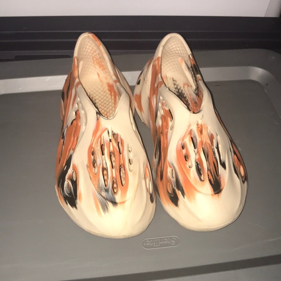 Shoes Foam Runners SZ 9 - Picture 1 of 4